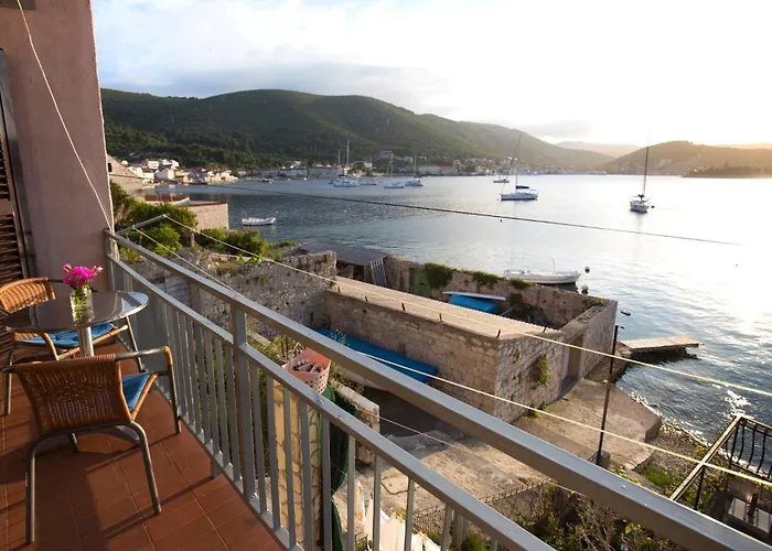 Apartments By The Sea Vis - 8525